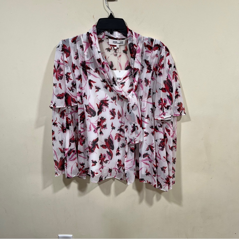 NWT Diane von Furstenberg (DVF)Nami blouse in a wild floral ivory pattern medium